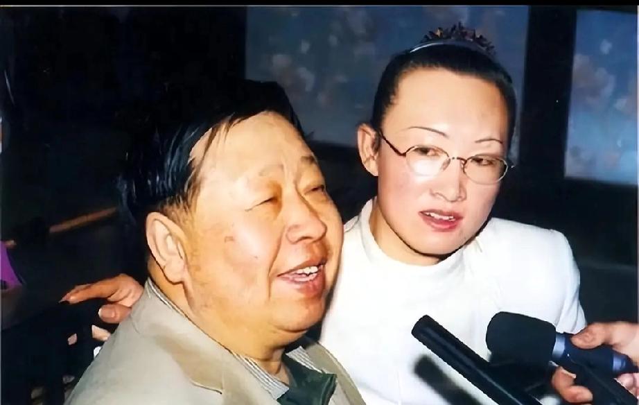 相声大师马季离世19年，妻子于波独自坚守，儿子马东成最大慰藉著名
