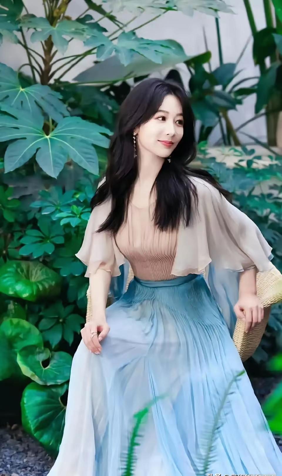 林妙可现在也挺可爱的，就是定位和穿搭一直不太行其实金铭长大了也很漂亮，就是个没