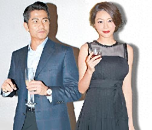 结婚8年，郭富城又撒“甜蜜狗粮”！熊黛林七年青春真就喂了狗？“鞋子合不合脚，只