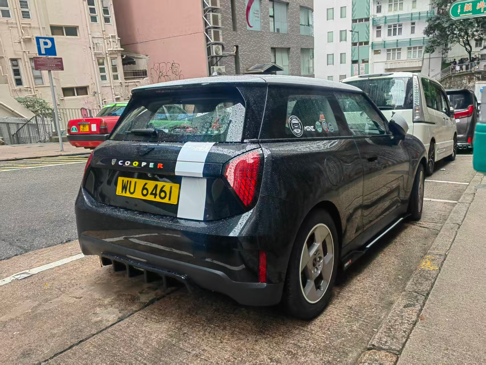 为啥前面是白色的，后面是黄色的牌？白色更好看好像。