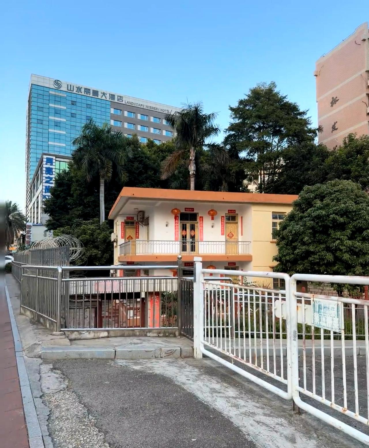 厦门最强钉子户……（sm旁边）sm旁边这栋房子有人住吗？？？好有年代感…