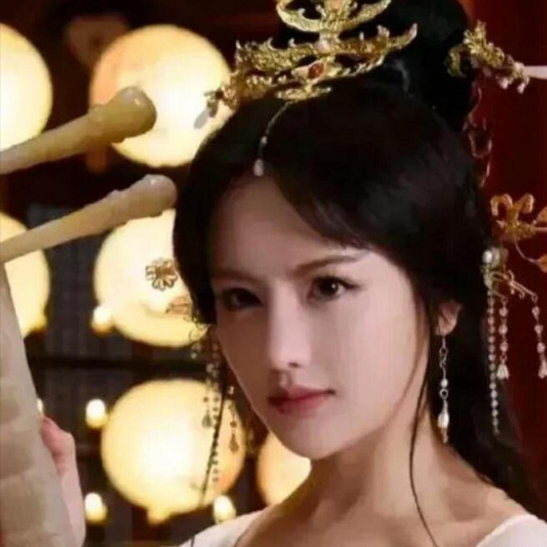 1942年，后晋皇帝石敬瑭病死。在丧礼上，刚登基的石重贵直勾勾地盯着婶婶冯氏。晚