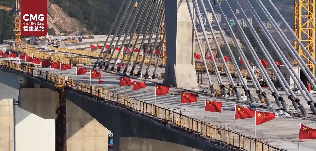 在2025年国庆来临之际，福建宁德东吾洋海域传来重磅喜讯——宁上高速控制性工程东