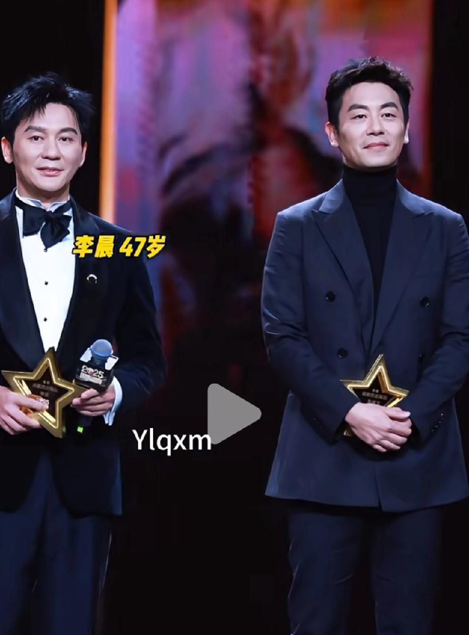 仔细看李晨的表情，明明年纪最大、资历最老，可是眼神飘忽，表情拘谨，从骨子