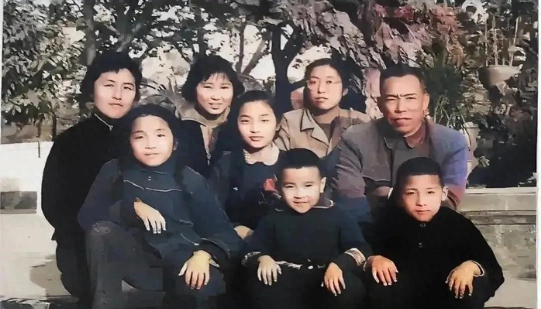 1963年，梁兴初在广州家里拍摄的一张全家福，他是开国中将，也是抗美援朝时期38
