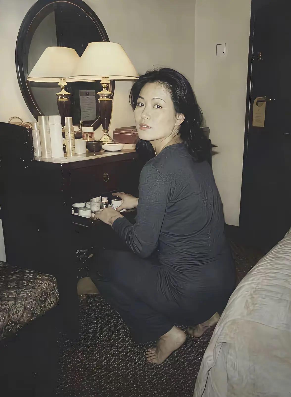 90年的照片，那个时候很简单，什么家具都没有。