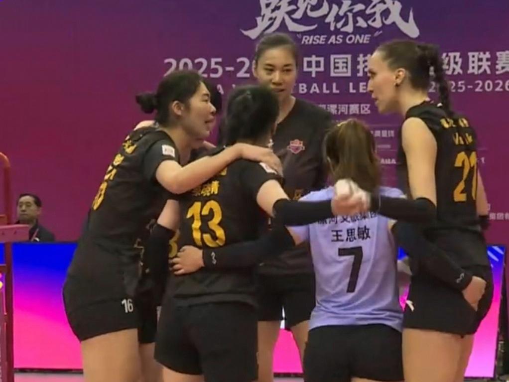 河南女排重振旗鼓，以25-23扳回一局，与北京队1-1暂时战平。3月1