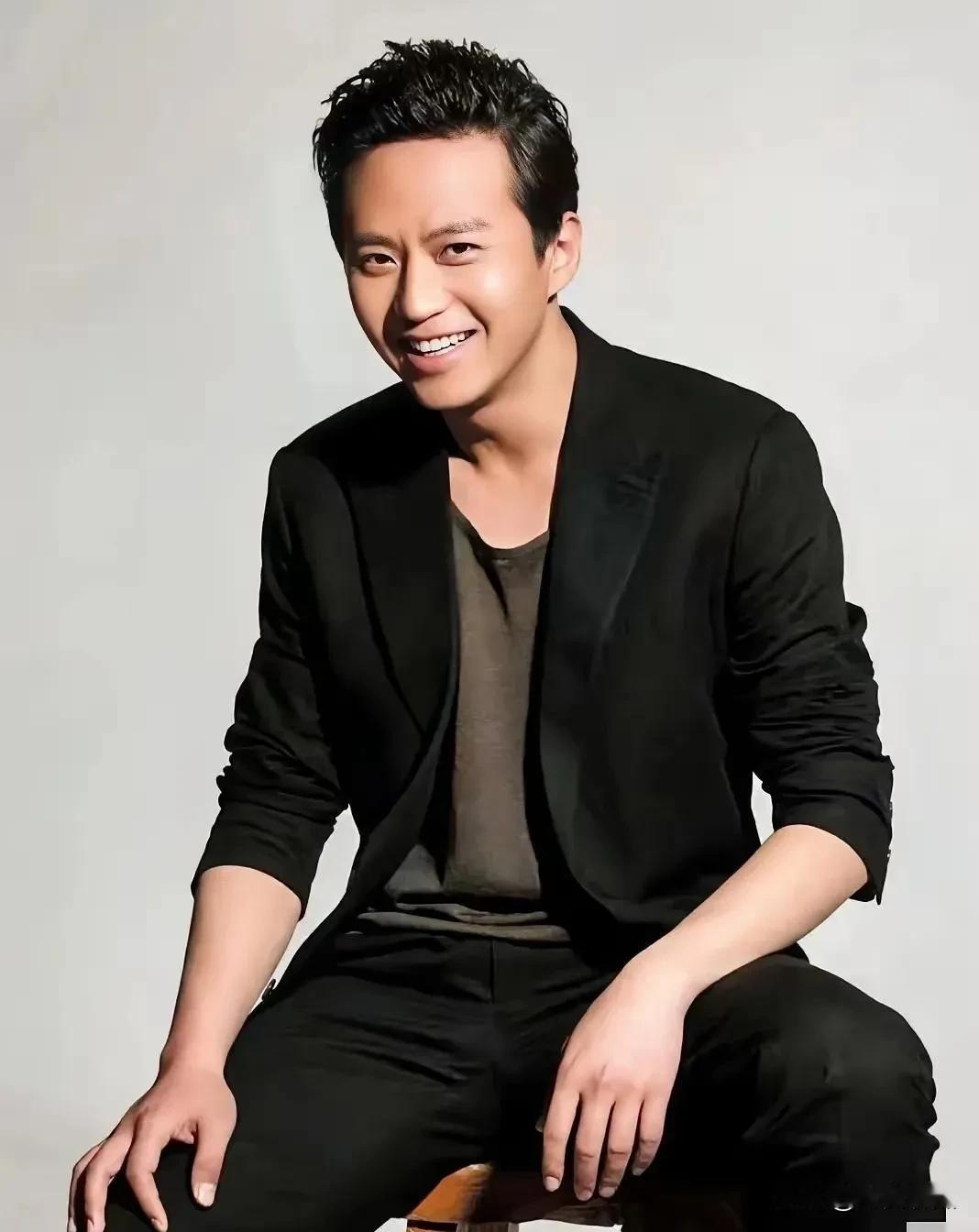 我能接受邓超发福，也能接受他变老，但真接受不了，他都快50岁的人了，怎么