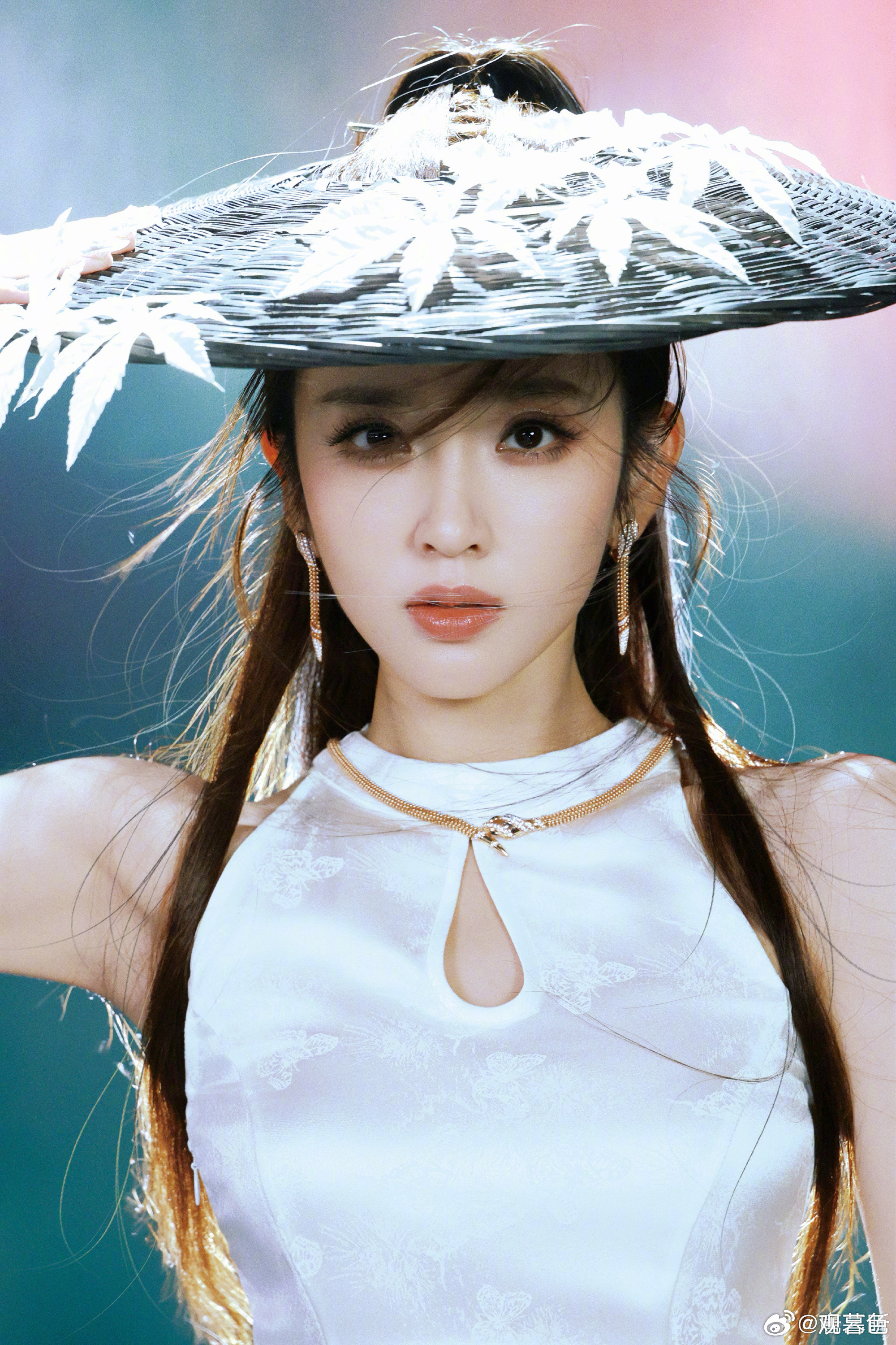唐艺昕好美的手臂线条唐艺昕好飒风吹动发丝，露出完整手臂线条，轻盈又有风骨，女侠感