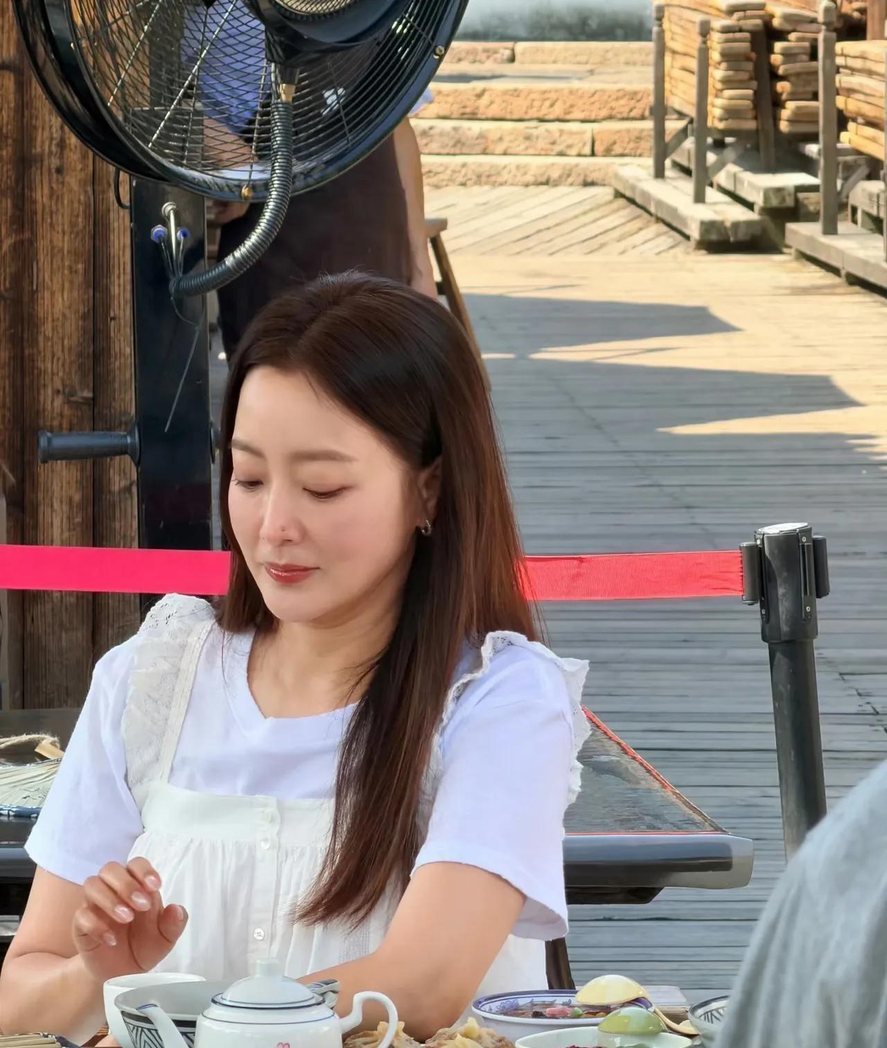 49岁金喜善乌镇打卡！白衣淡妆嫩如三十岁，经典韩系美人，看起来状态不错​​​