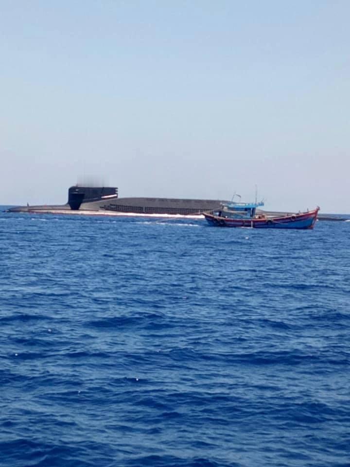 东大094在南海浮起旁边是一艘越南渔船，吓死了图源推特烽火问鼎计划