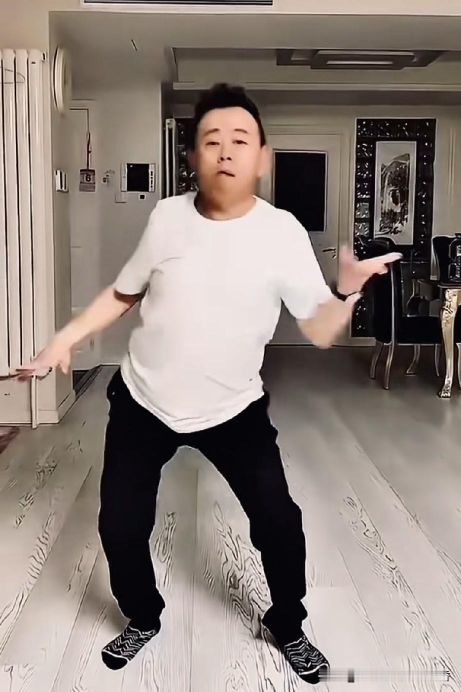 刚起床拿起手机，就刷到这个视频，一看评论区骂声一片，真的为潘长江感到不值。