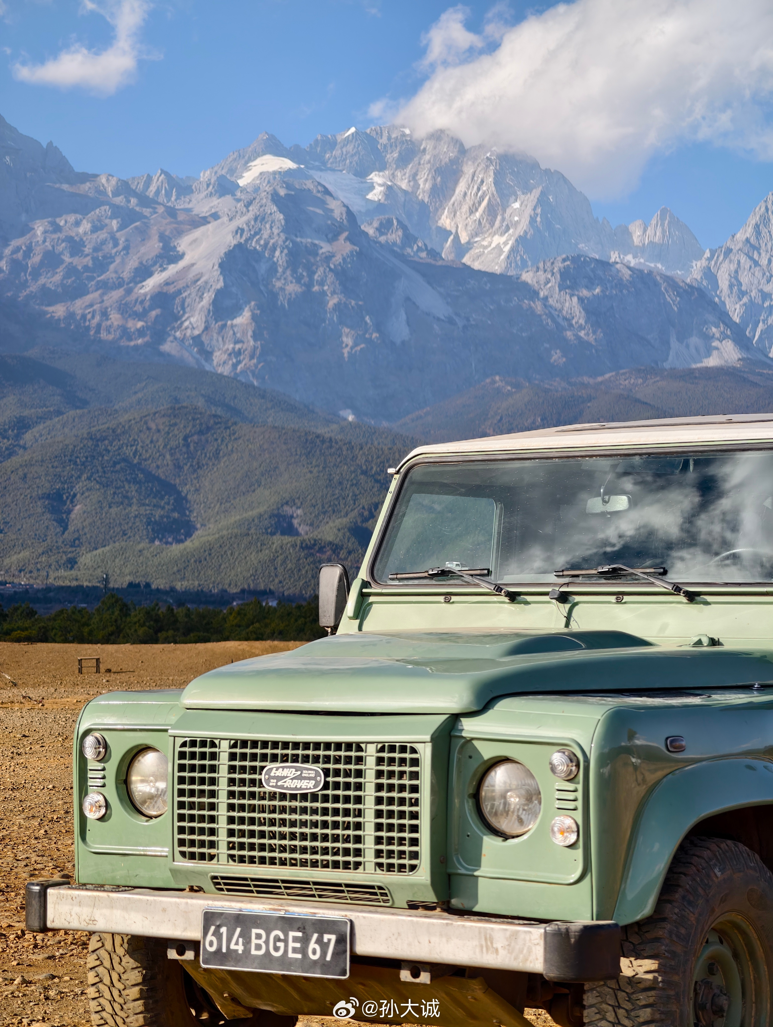 越野车玉龙雪山脚下偶遇了一辆路虎卫士目前市面上还有什么车比它更保值吗？大v