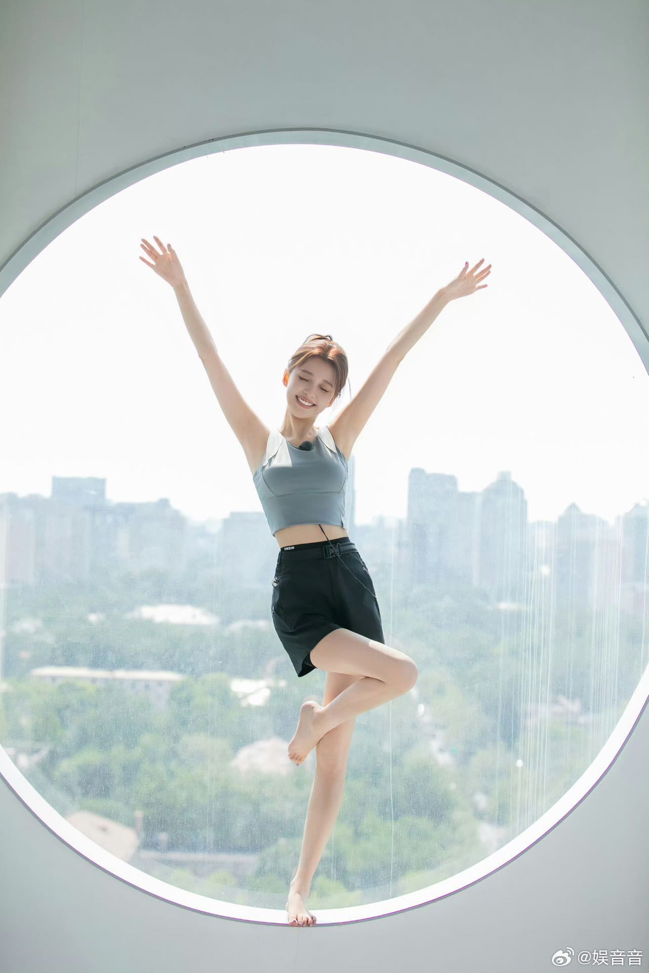 汪苏泷问孙怡上浪姐有压力吗 看他俩连麦真的笑不活了，互动也太自然了，完全看不出是