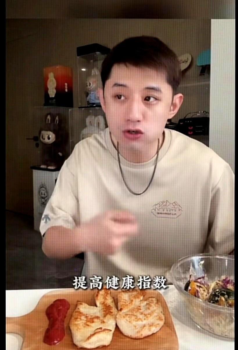 王楚钦的高奢代言是真拿到手软，LV、奔驰、麒麟珠宝都在身上，商业价值现役国乒里数一数二。可另一边，男