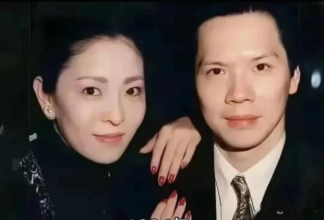 向华强说看不上娱乐圈美女，这话我信！为啥？人家眼里只有向太一个。结婚45年，零绯