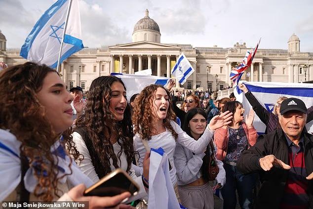 🇬🇧🇮🇱恐惧笼罩英国犹太社区，数千人游行数千人涌入特拉法加广场和曼彻斯