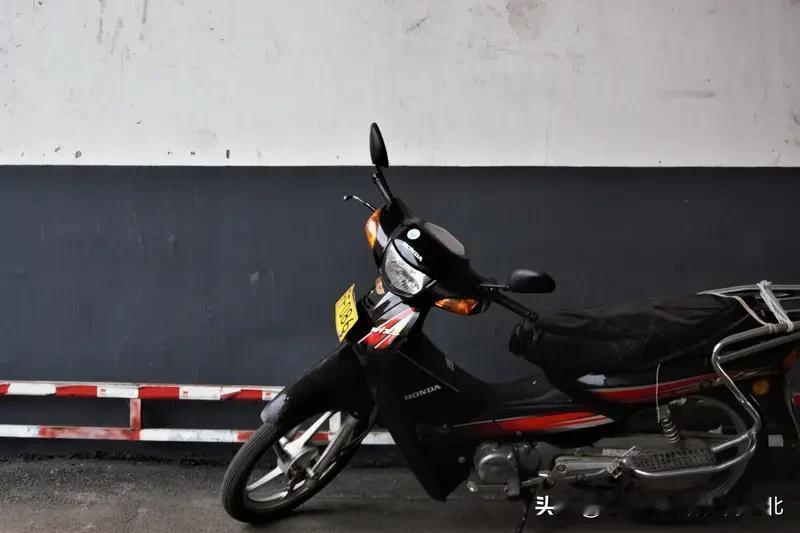 我们村有一个人有一台弯梁摩托车。他的弯梁车骑了两三年，以前总是去卖摩托车那里换机