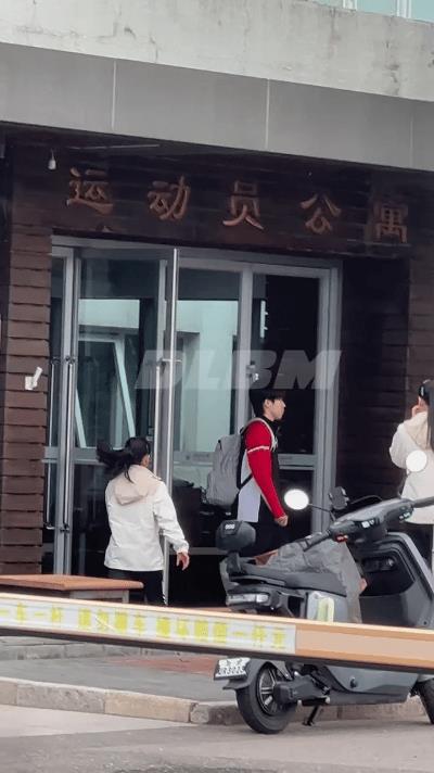 9.23新鲜孙颖莎王楚钦大巴车上训！哇偶这是头哥天天见啦！今天乖乖的头哥穿着队