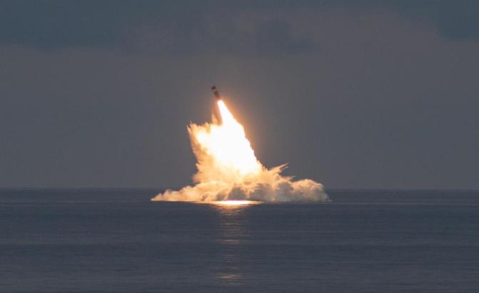 美国给出正式回应了！中方潜射战略导弹的试验，是本地区的重大关注。华盛顿彻底坐不住