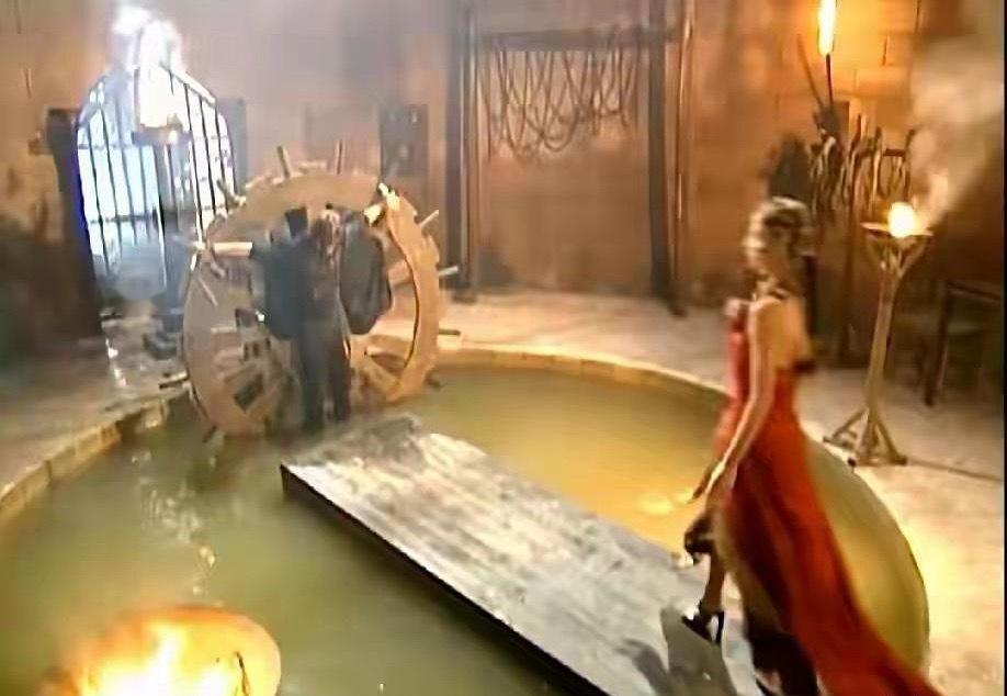 现在才发现原来聂风妈穿的是恨天高啊。​​​