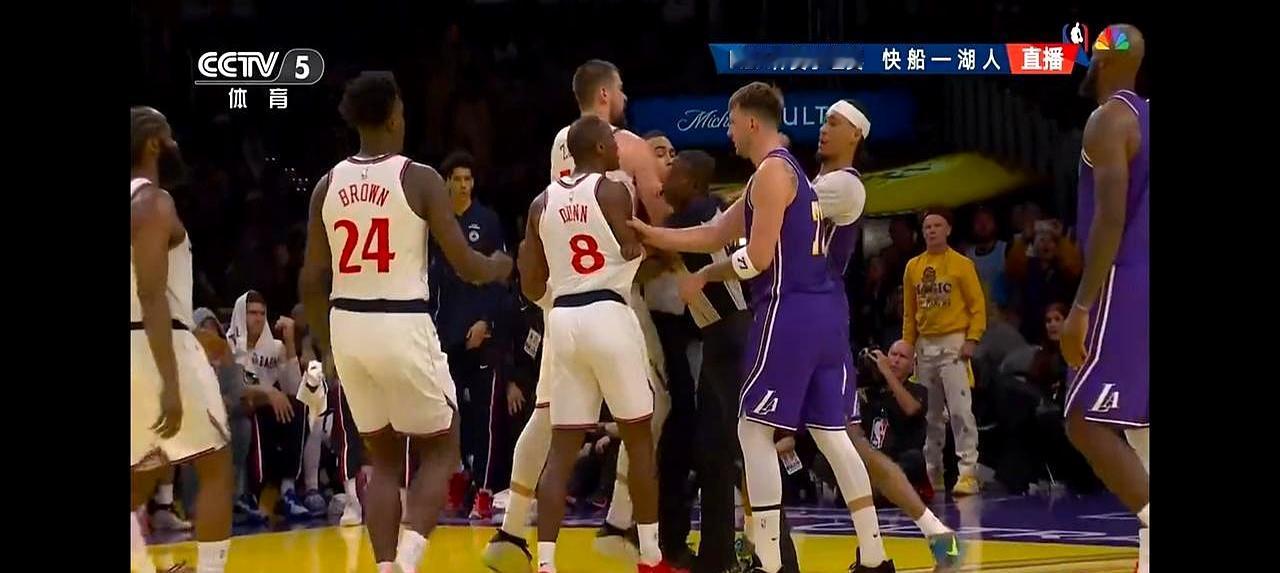 洛城火爆冲突！快船邓恩遭驱逐！邓恩防了东契奇一整场，到最后直接就动手推人