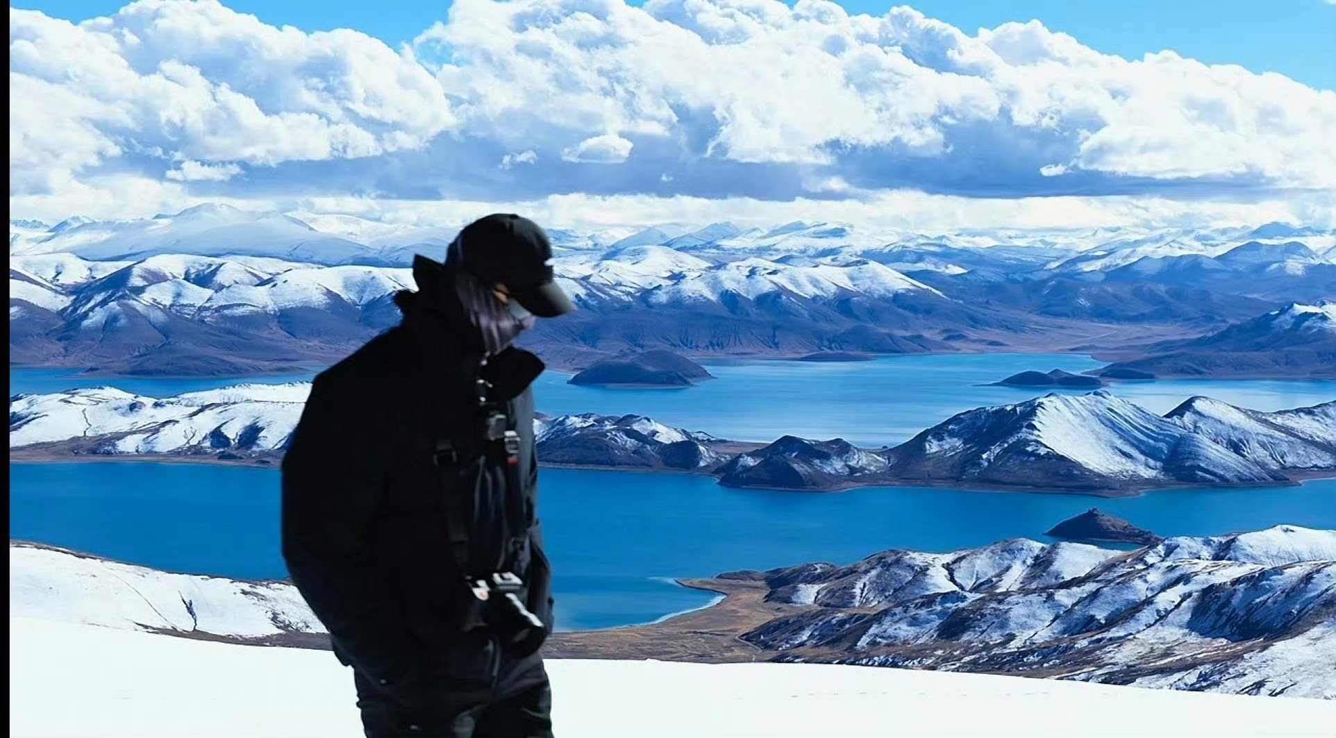 李现像男人一样工作像男孩一样生活这才是最酷的生活方式吧！李现工作时拼尽全力，