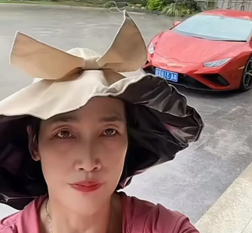 这应该是父母的车吧，现在十八九岁的女生很少自己有汽车的[doge]
