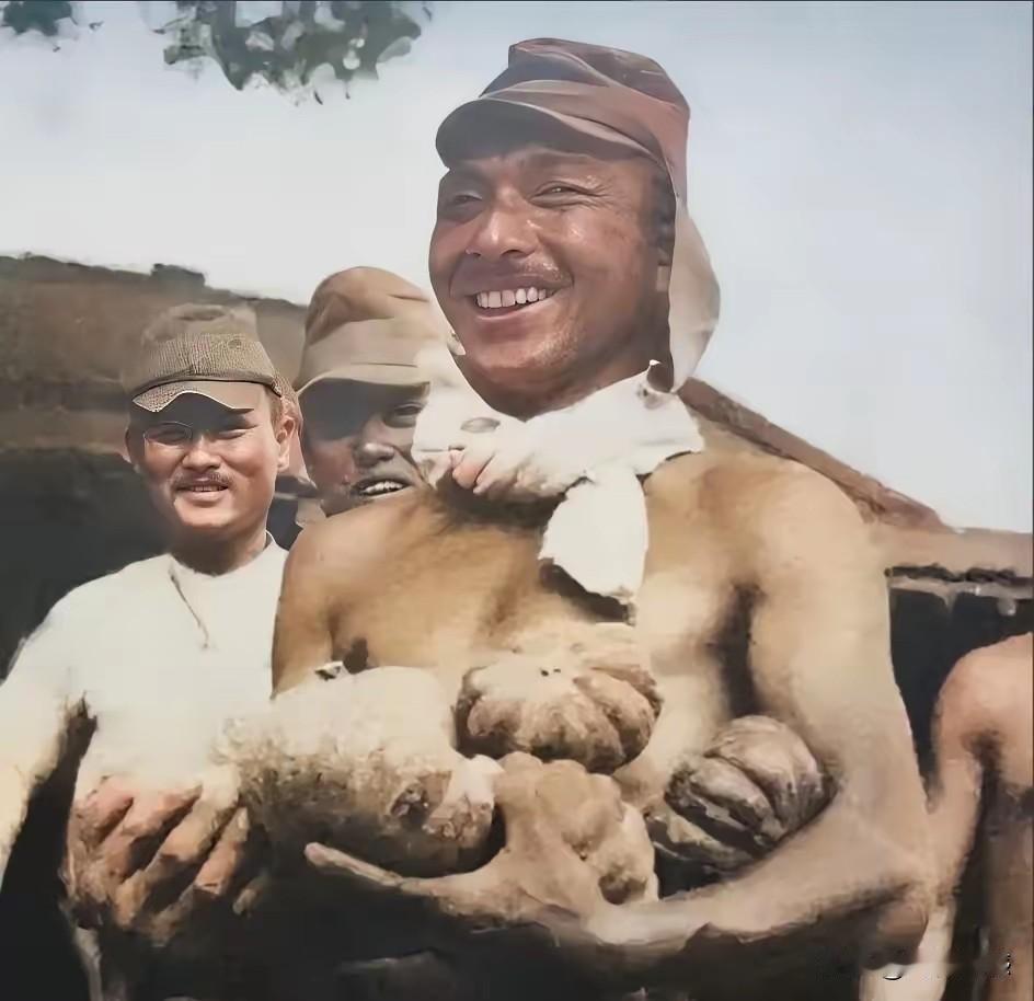 日本鬼子的笑容，是非常狰狞的，包括它们的眼睛，包括它们的牙齿，组合在一起，形成了