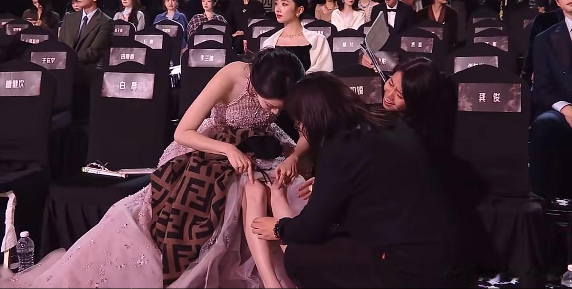 12月21日，孟子义摔倒后下台，工作人员第一时间过来查看她的受伤情况，经纪人韩甜