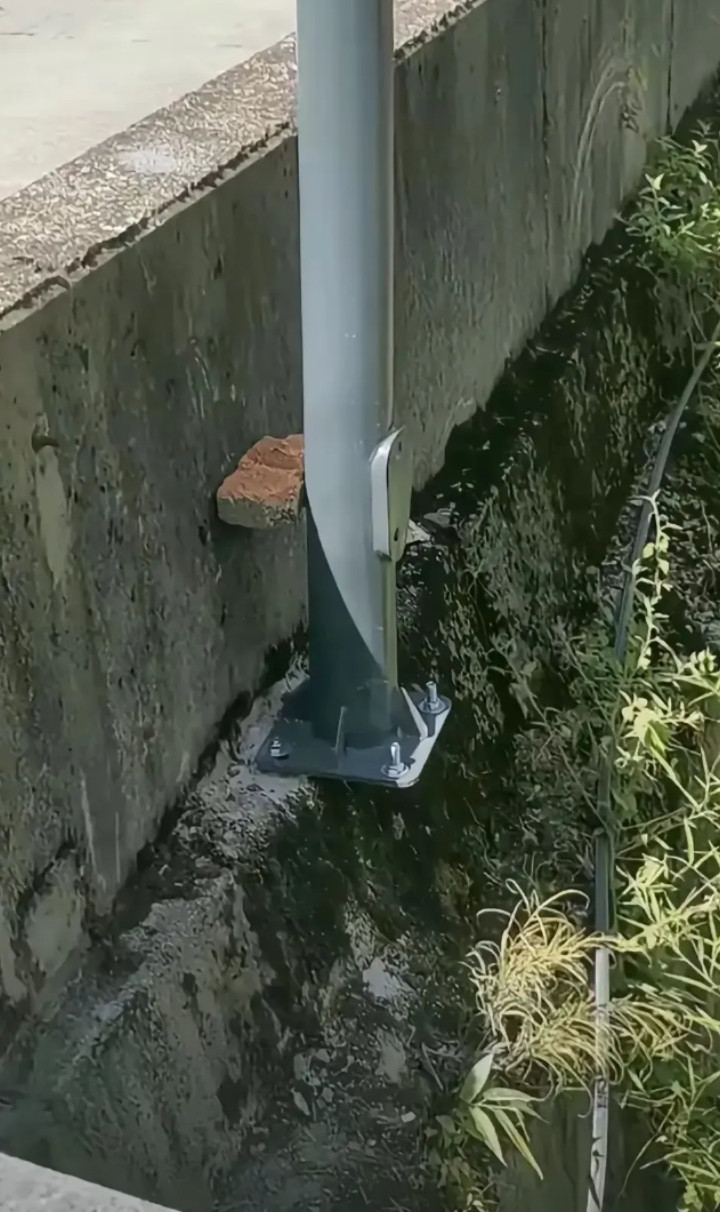 省两颗螺钉不好吗！非要这样