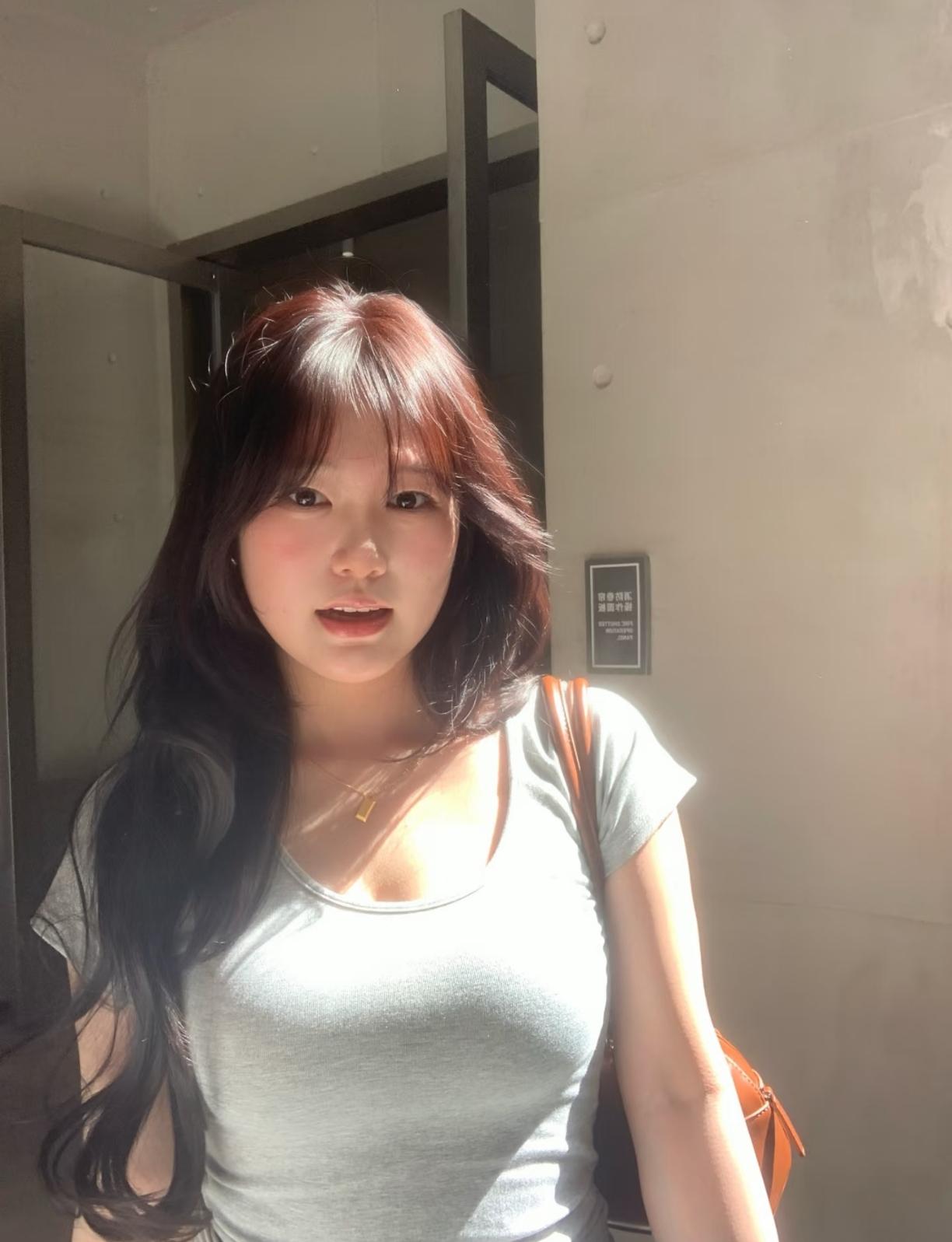 微胖女生，重点不是漂亮，是搭在前面的一缕长发，是一幅美妙的构图。