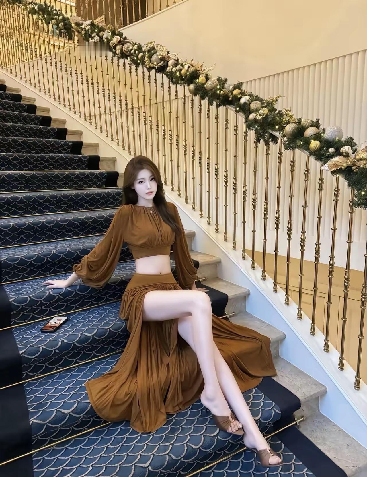 优雅坐楼梯，棕色长裙飘逸，圣诞装饰点缀，美不胜收！