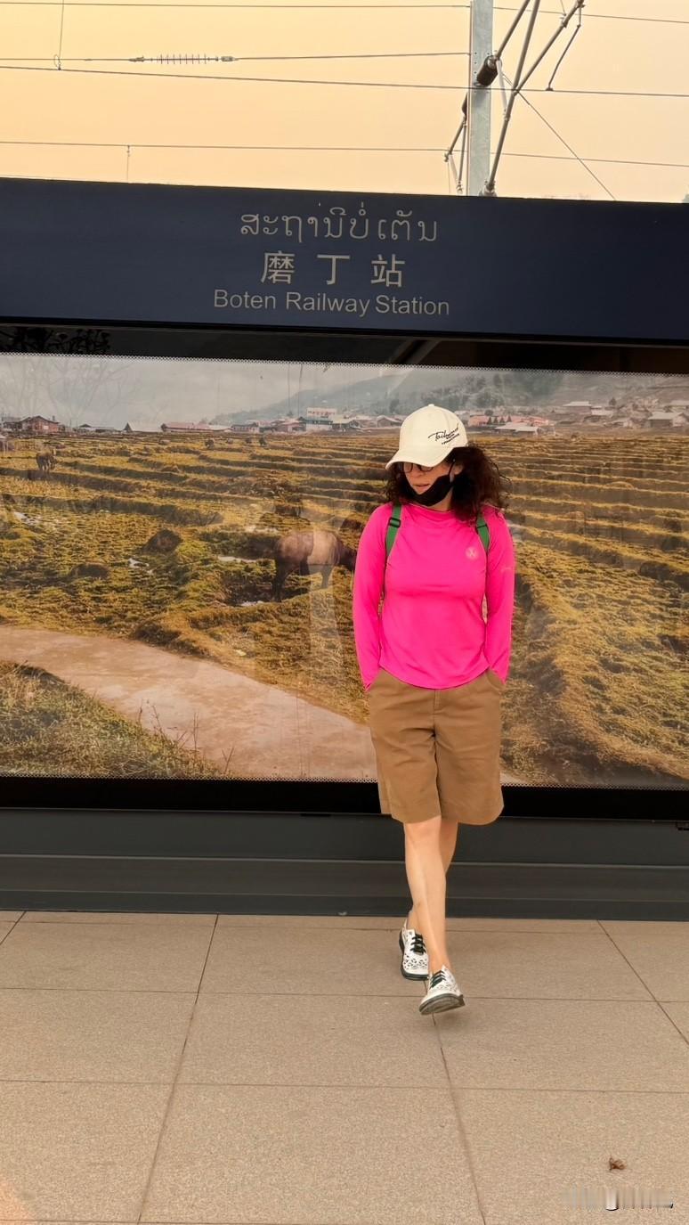 在老挝体验动车，琅勃拉邦到磨丁，车上人很少，外面骄阳似火，里面冷飕飕。工作人