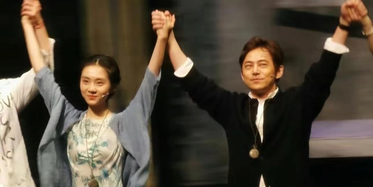 黄多多要进娱乐圈？黄磊早就铺好路了！最近黄多多和何炅一起演话剧的事儿可火了，网