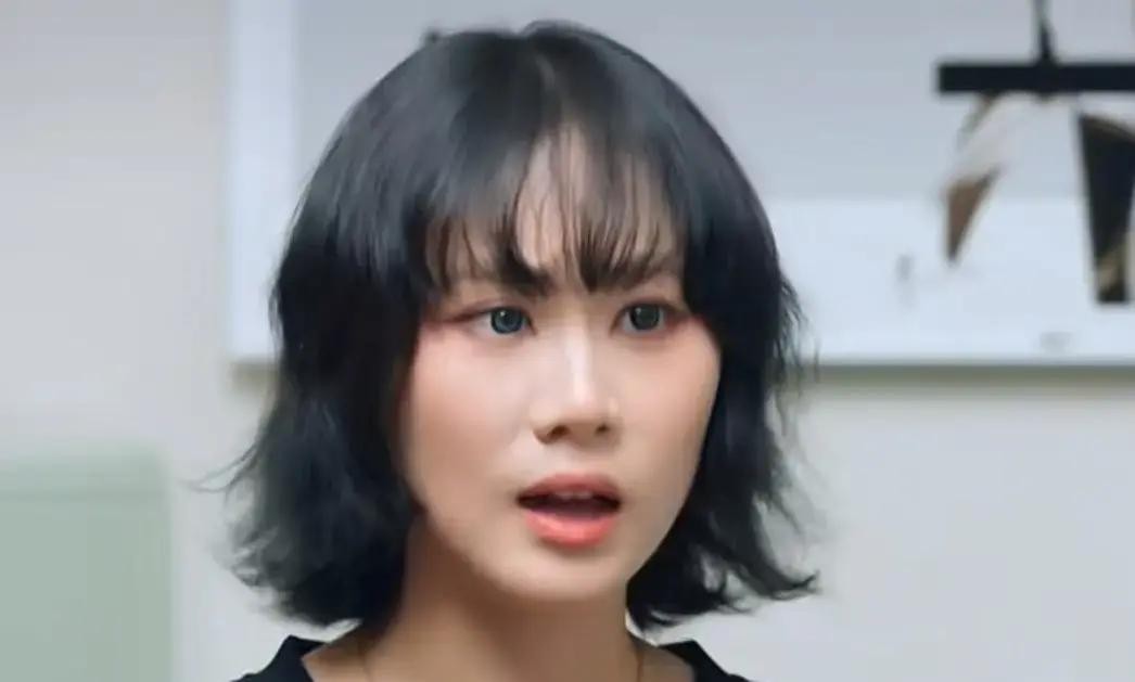 亲姐妹面对面坐着喝下午茶，明明骨子里流着一半同样的血，俩人却愣是半天憋不出一句话，尴尬得只能低头猛扒