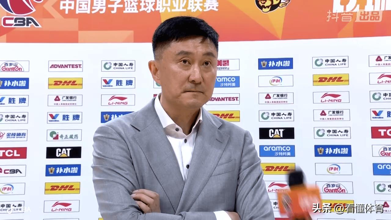 赛后发布会暗讽球迷？说隔行如隔山，杜锋这是带队打了几场好球，就又飘了？难道之