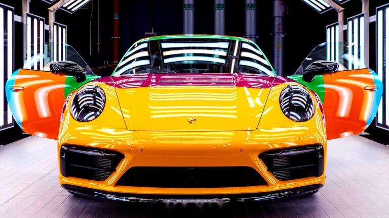 保时捷保时捷新专利！可根据摄像头视觉输入改变保时捷911的外观颜色。未来，汽车