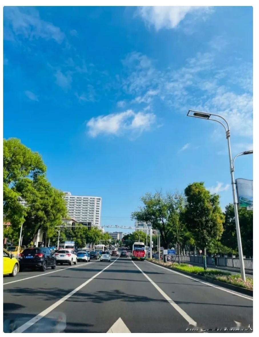 这下大家放心了，再过6天，也就是8月14号，全国各地都将正式末伏阶段，一共