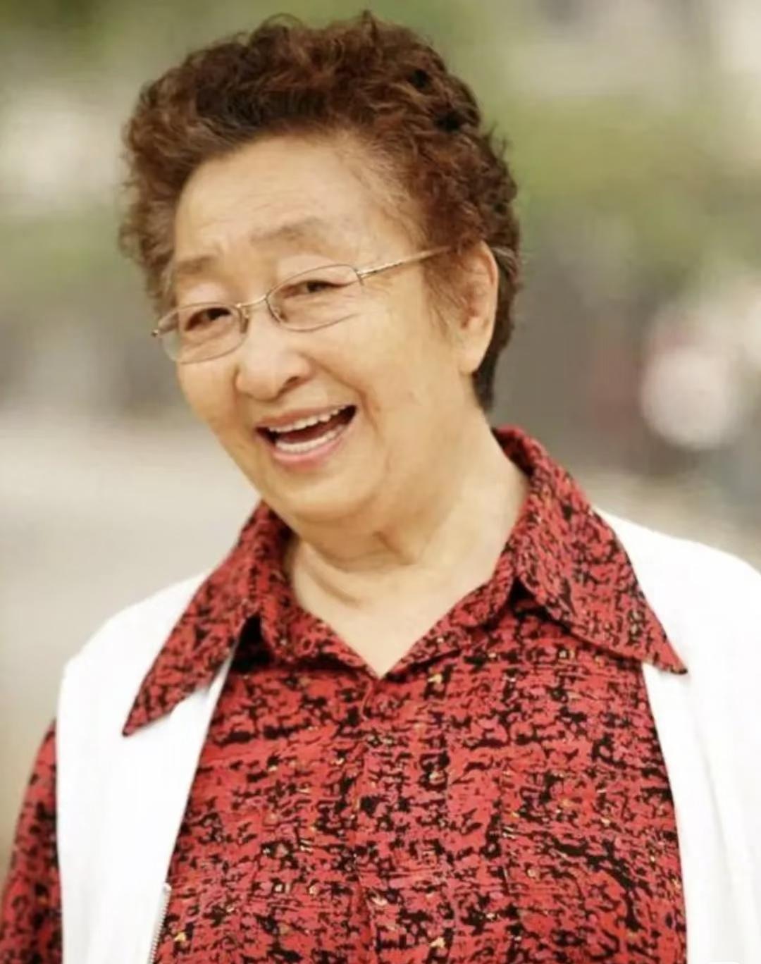 我给奶奶说了彭玉去世的消息，奶奶沉默了很久，突然说一句话，她说这个人是不是家