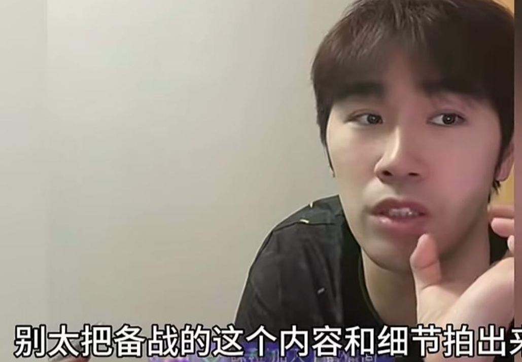 前国手闫安最近直播,挺有意思。他刚说完自己有原则,坚决不蹭队友热度,他老婆就在
