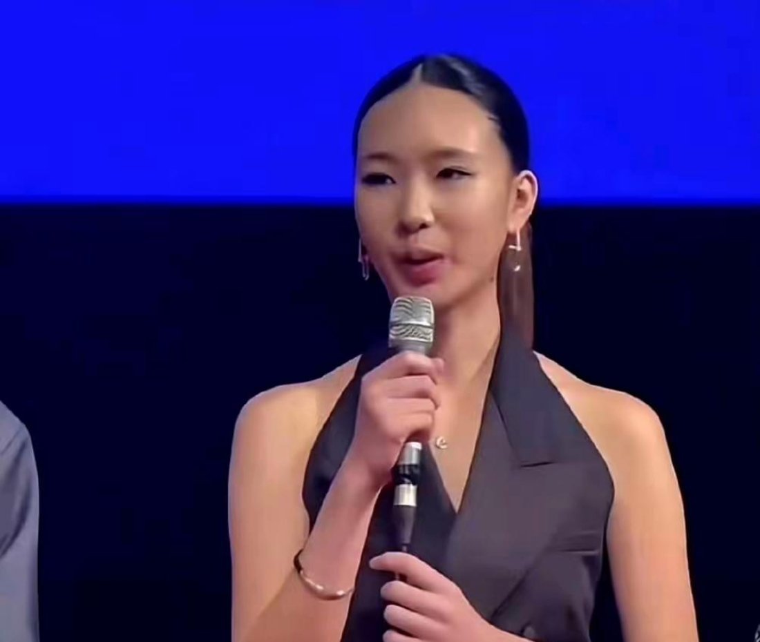 小S大女儿许曦文正式踏入娱乐圈，不少网友直言颜值超越母亲，大家觉得她能否站稳脚跟