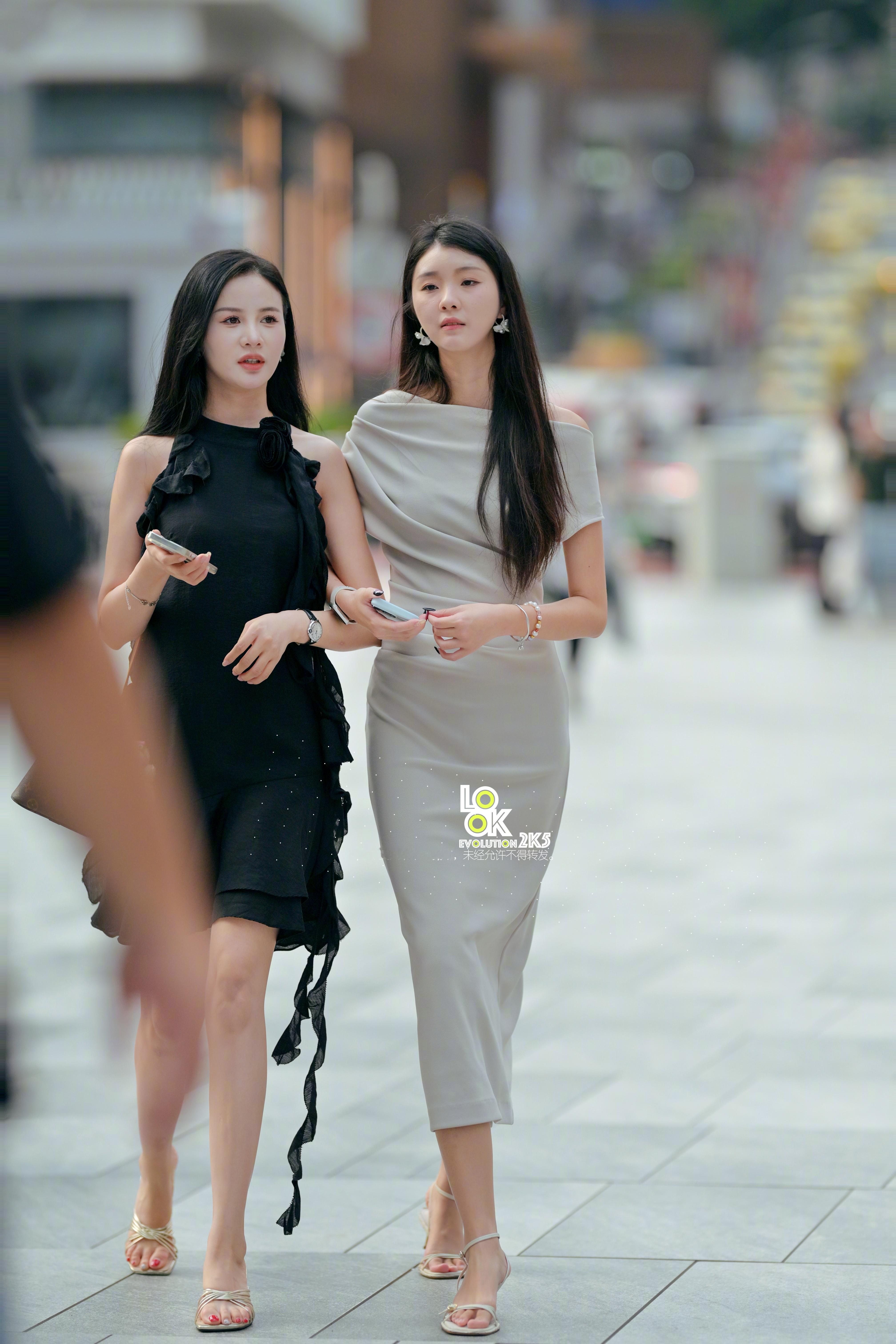 两个小姐姐气质好好哦！​​​