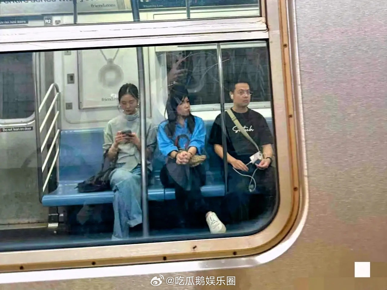有网友在纽约地铁偶遇黄多多，这是又回纽约读书去了！她真的很适合进演艺圈，每次出现
