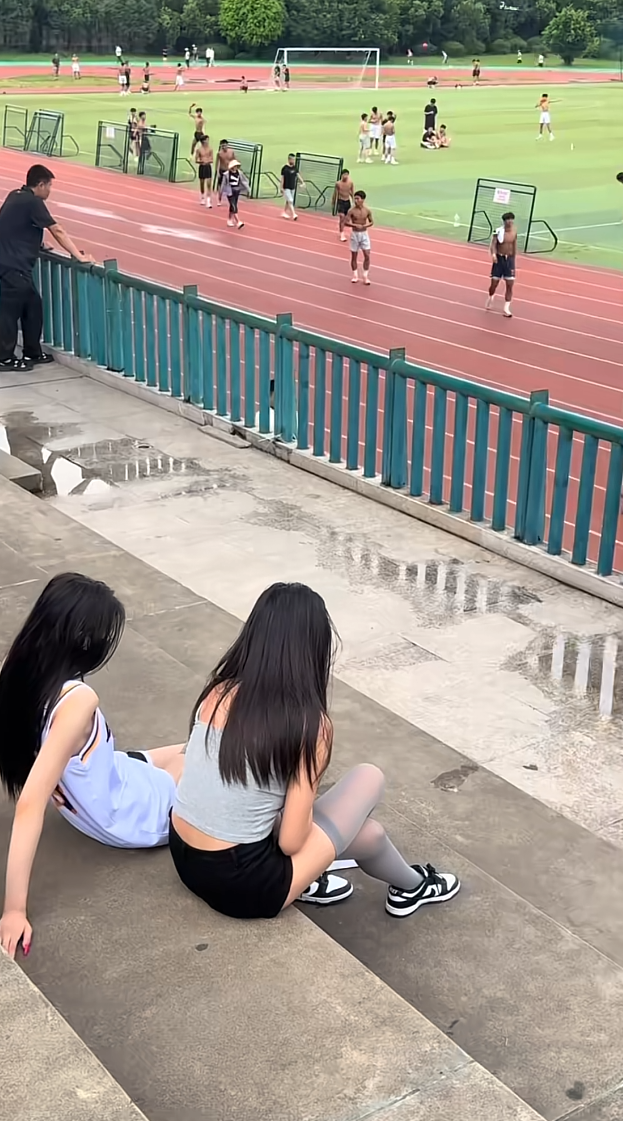 和闺蜜也是爱上看学弟训练了