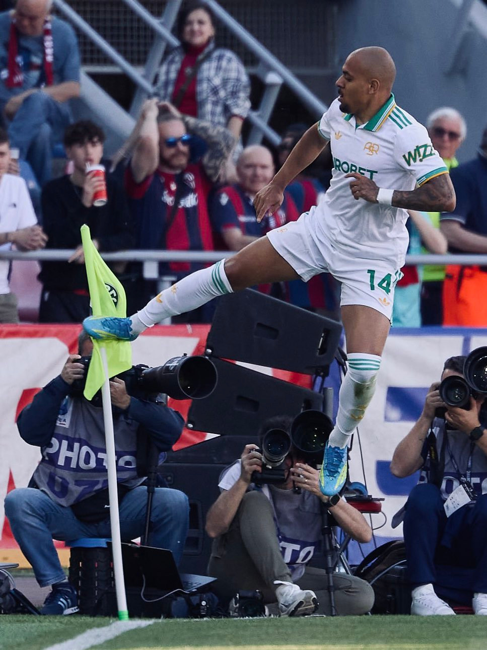 马伦代表罗马各项赛事16场12球2助，联赛11球已经冲到射手榜第三了…自从FIF