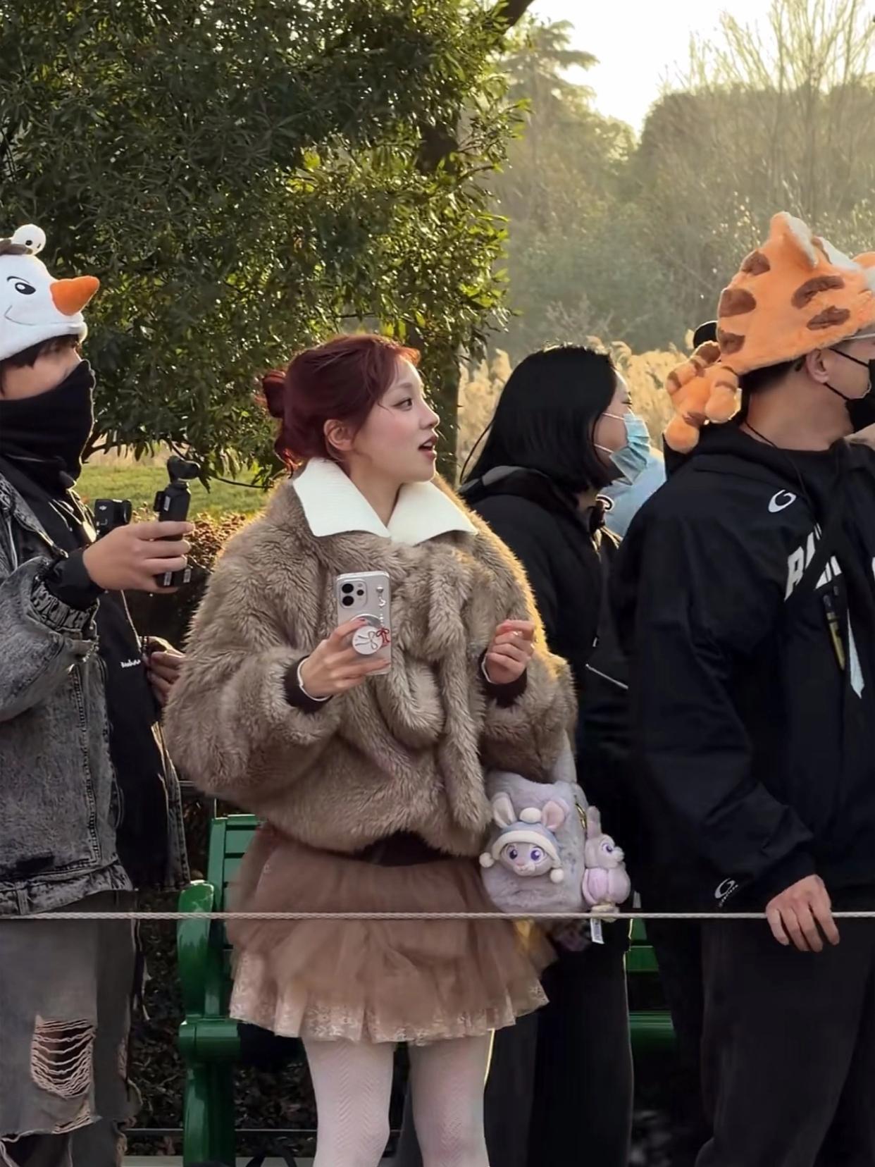 敬业这一块，宋雨琦真的超级合格！！看网友在迪士尼偶遇，宋雨琦用手机居然还是O