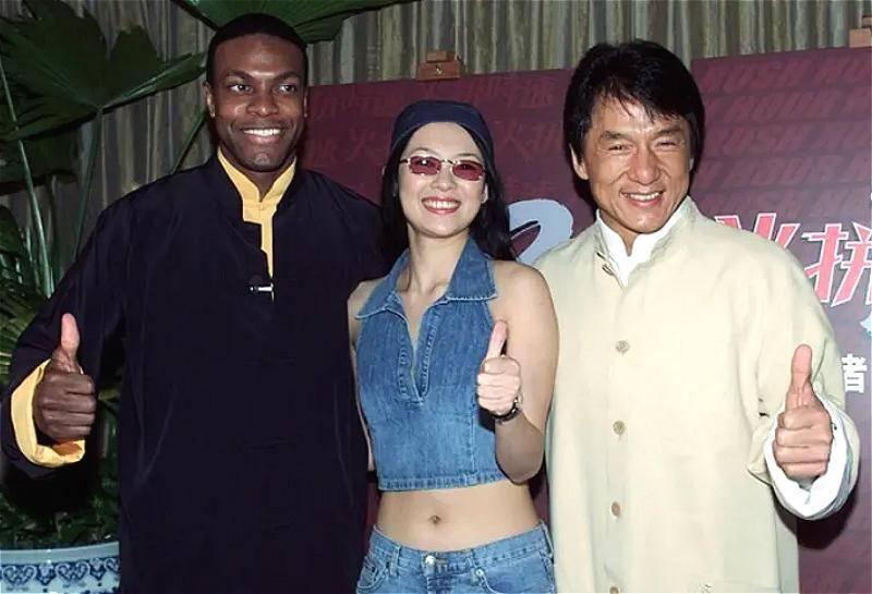 2001年，章子怡与成龙、克里斯·塔克在香港出席电影《尖峰时刻2》记者发布会的画