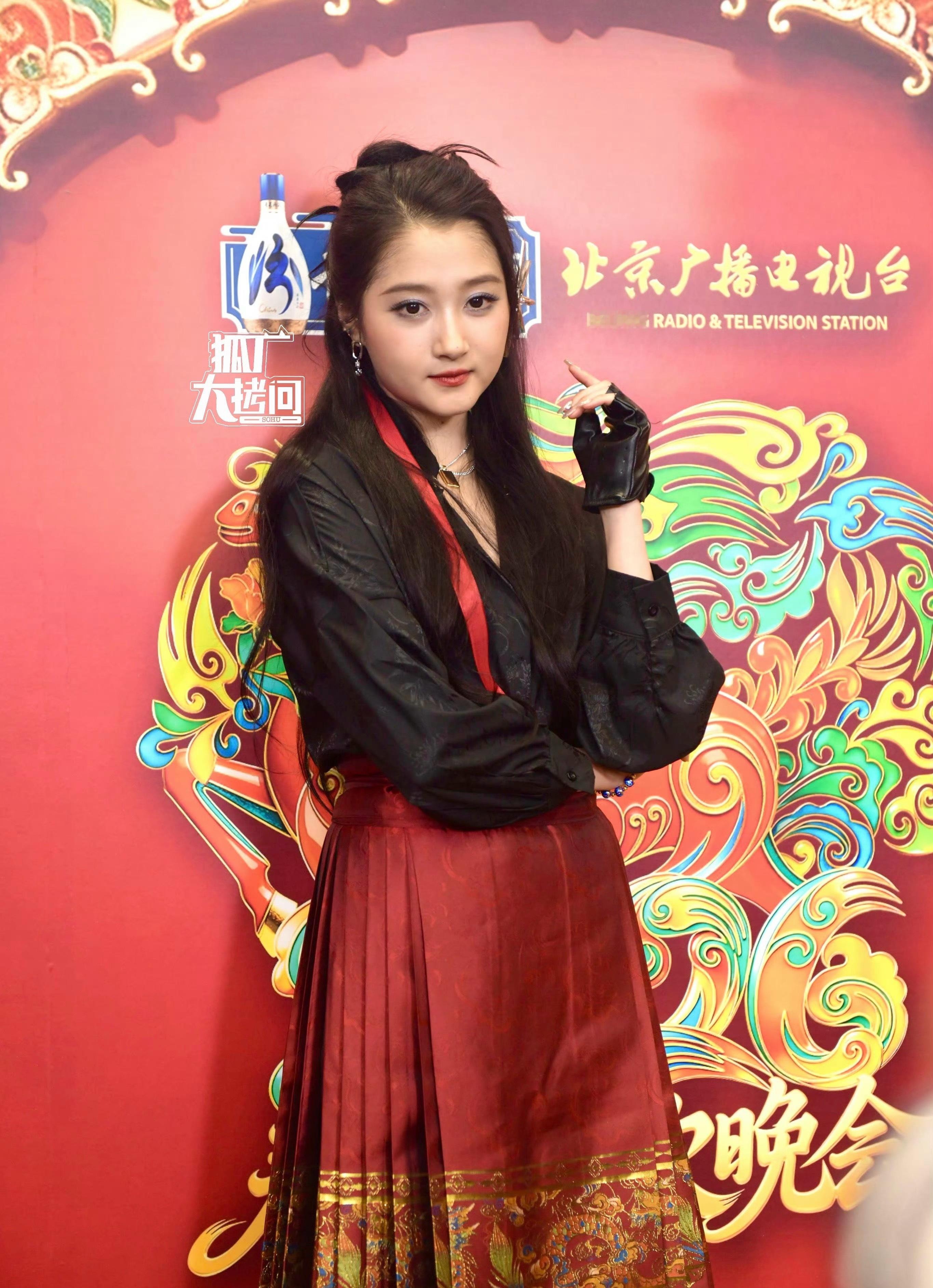 天啊，关晓彤的新造型，看的人两眼一黑……