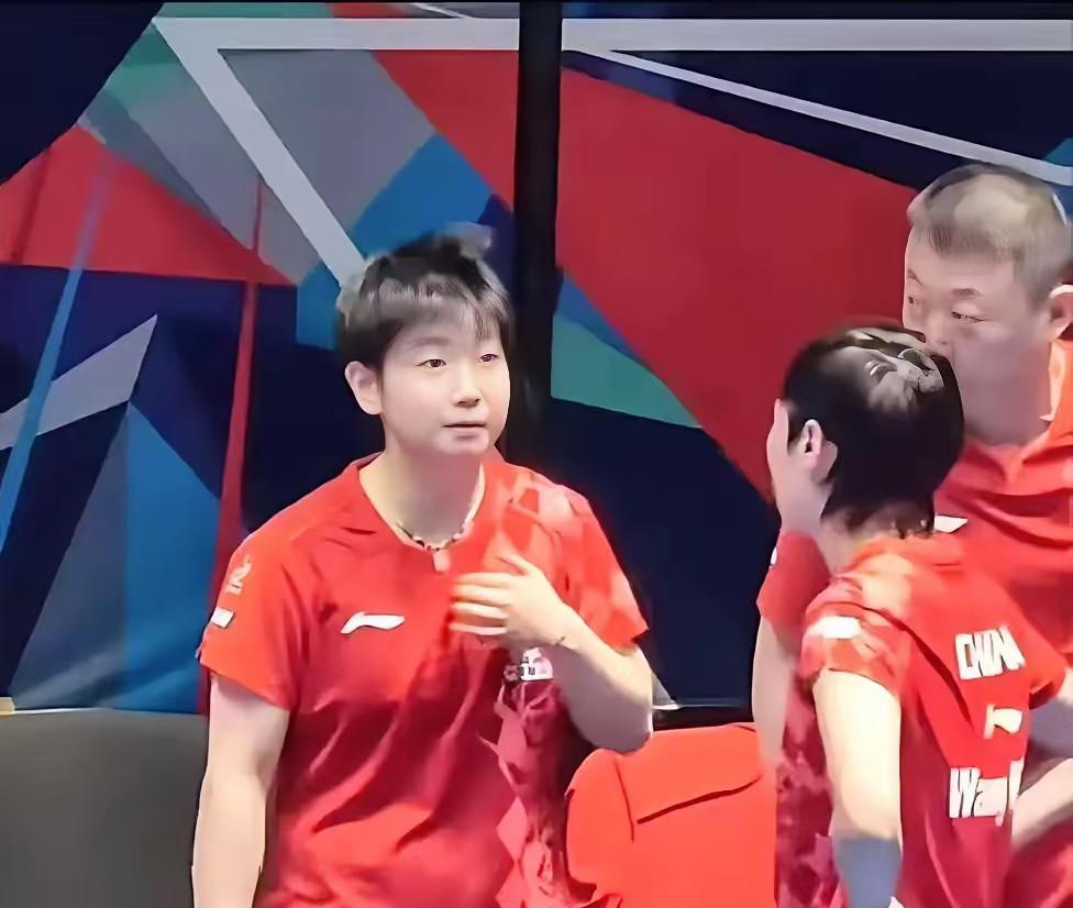 世乒赛决胜名场面！孙颖莎当众吼醒王曼昱，这根本不是内讧，是顶级战友的双向奔赴